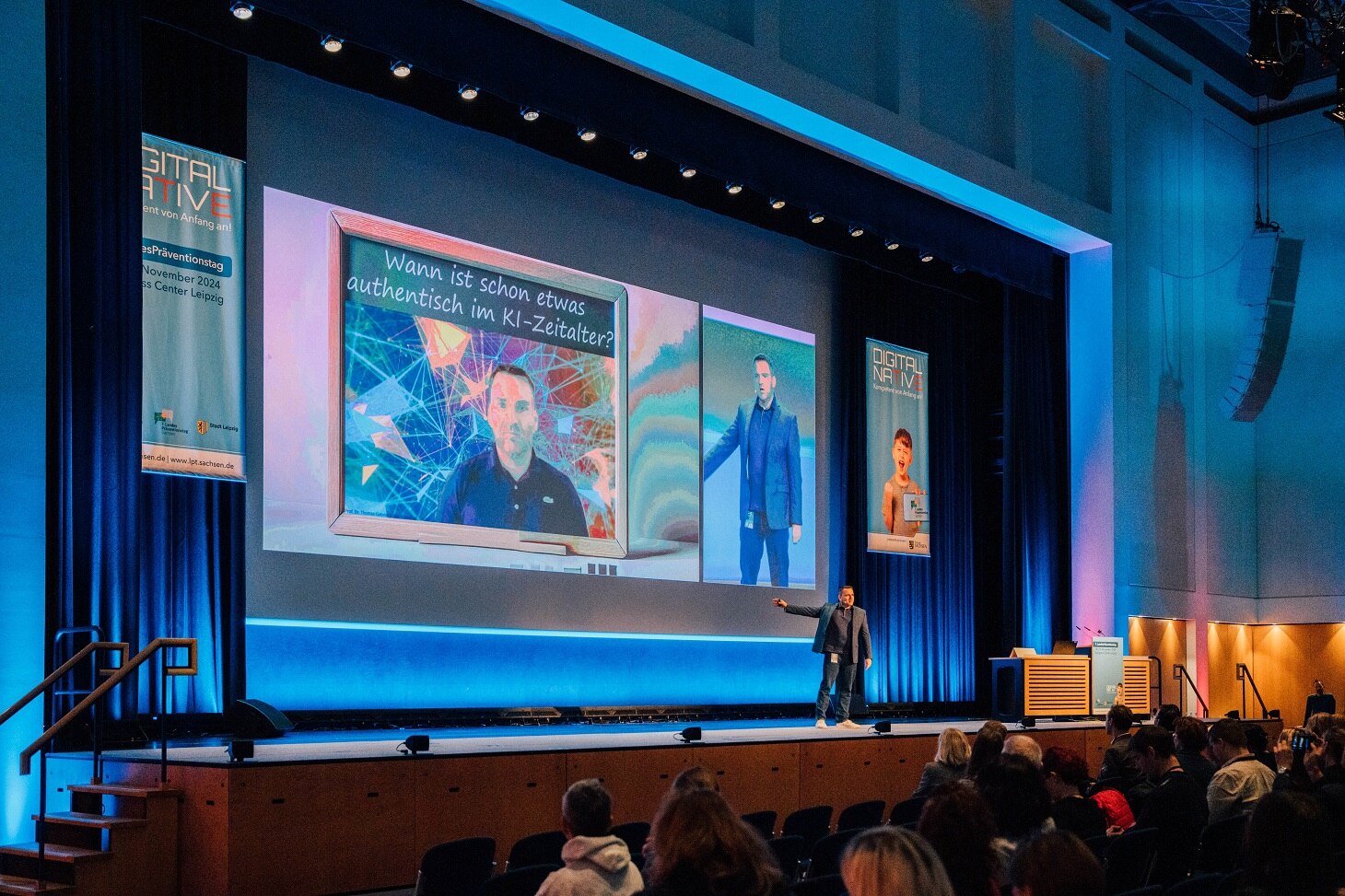 Prof. Dr. Thomas Gabriel Rüdiger referiert im großen Saal auf der Bühne